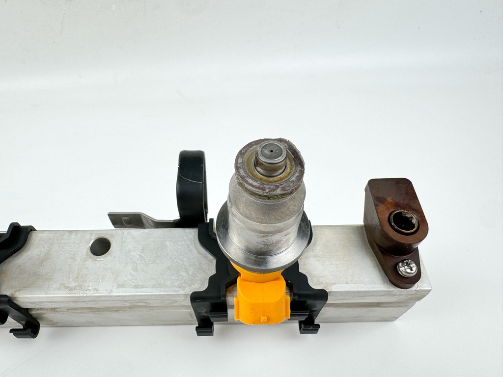 2005 Yamaha 250 HP 2 Stroke Outboard Fuel Injector Set W/ Rail 60V-13761-00-00 OEM