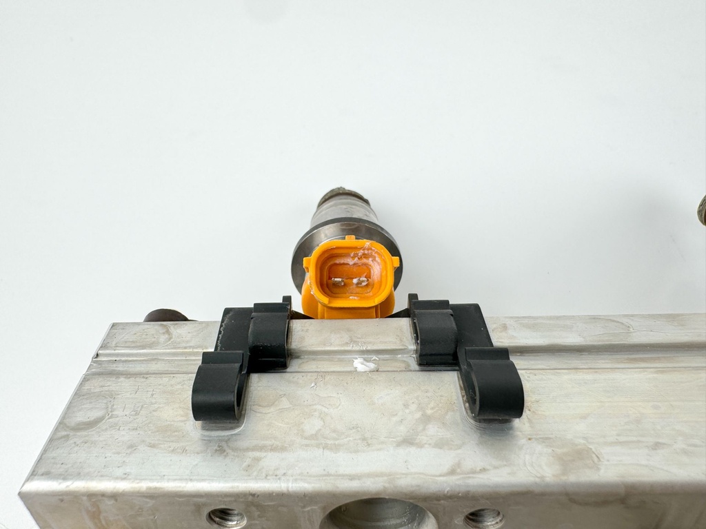 2005 Yamaha 250 HP 2 Stroke Outboard Fuel Injector Set W/ Rail 60V-13761-00-00 OEM