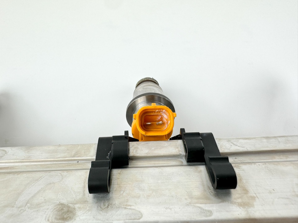 2005 Yamaha 250 HP 2 Stroke Outboard Fuel Injector Set W/ Rail 60V-13761-00-00 OEM