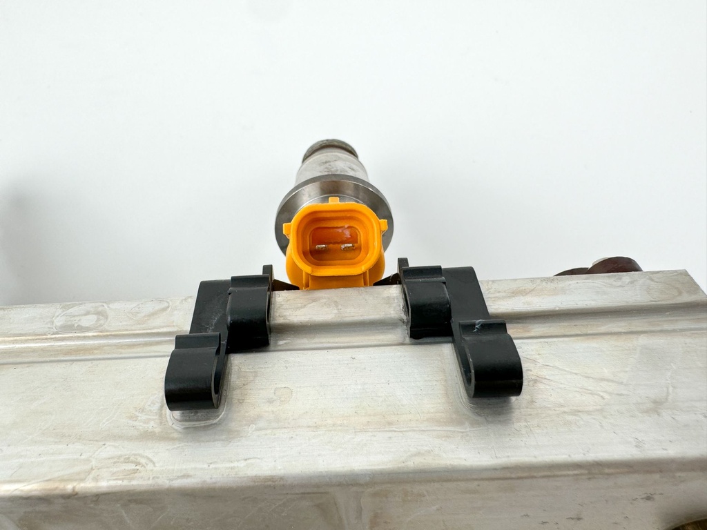 2005 Yamaha 250 HP 2 Stroke Outboard Fuel Injector Set W/ Rail 60V-13761-00-00 OEM