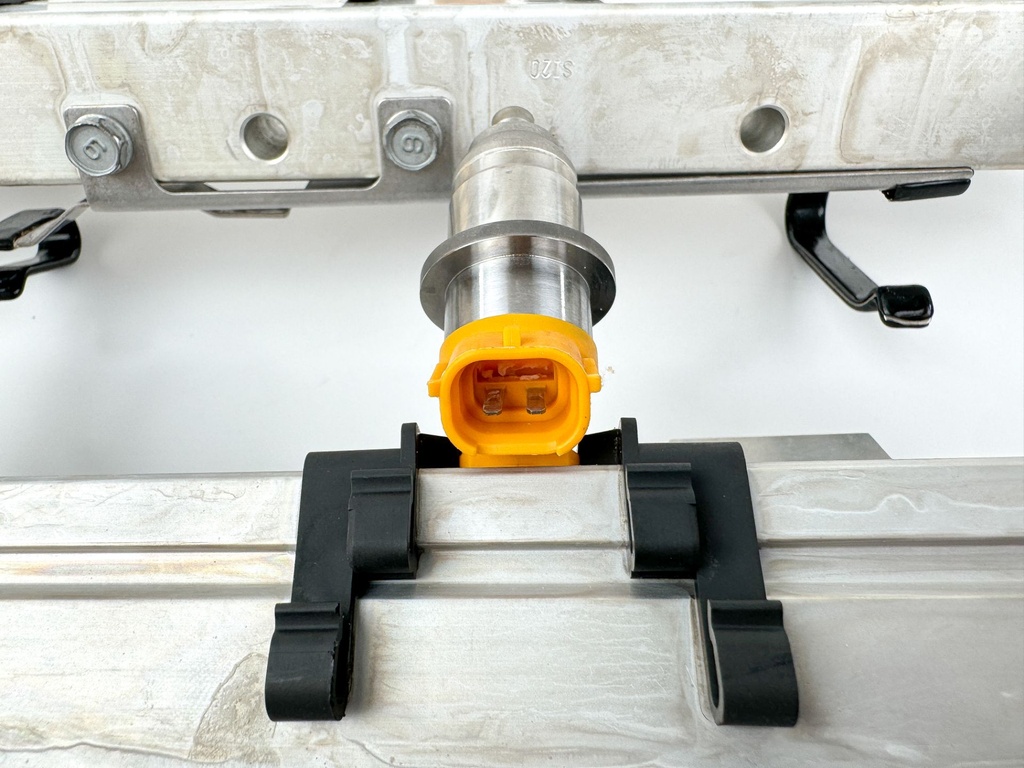 2005 Yamaha 250 HP 2 Stroke Outboard Fuel Injector Set W/ Rail 60V-13761-00-00 OEM