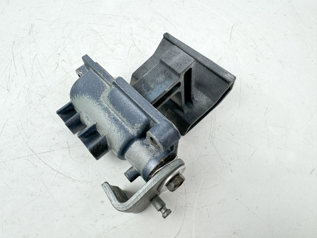 2005 Yamaha 115 HP 4 Stroke Outboard Latch Handle Set 67F-42816-00-8D OEM