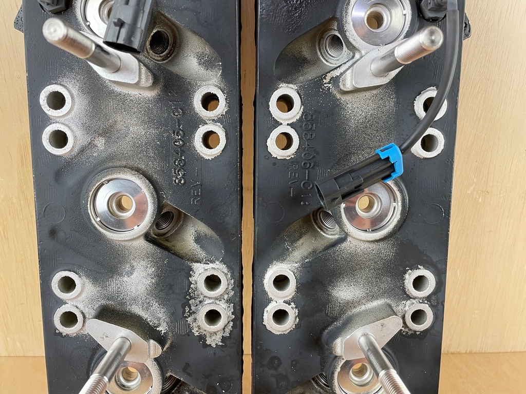 Mercury 135HP 150HP Port & Starboard Side Cylinder Head 858405T4 858406T4