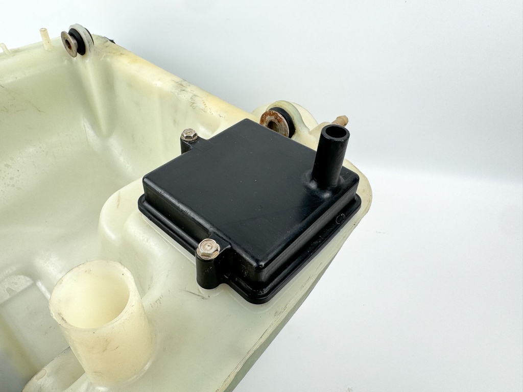 2006 Mercury 115 HP 2 Stroke Outboard Oil Tank 879844T04 OEM