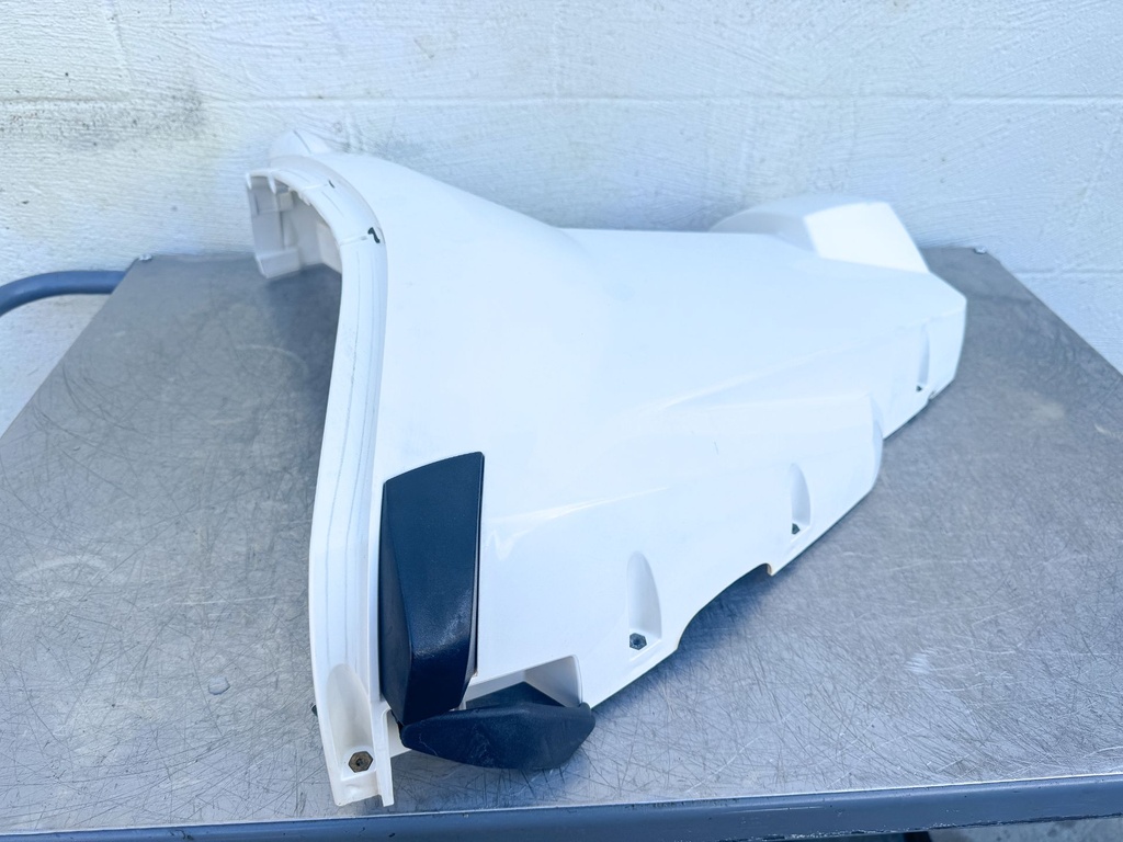 2015 Evinrude 30 HP 2 Stroke Outboard Lower Apron Cowling Starboard White 5008171 OEM