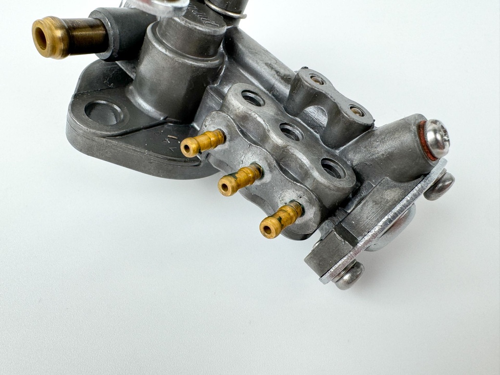 2005 Yamaha 250 HP 2 Stroke Outboard Oil Pump 60V-13200-01-00 OEM