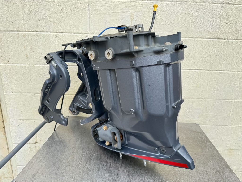 2016 Yamaha 250 HP 4 Stroke VMAX Outboard Complete Midsection & Swivel Bracket OEM
