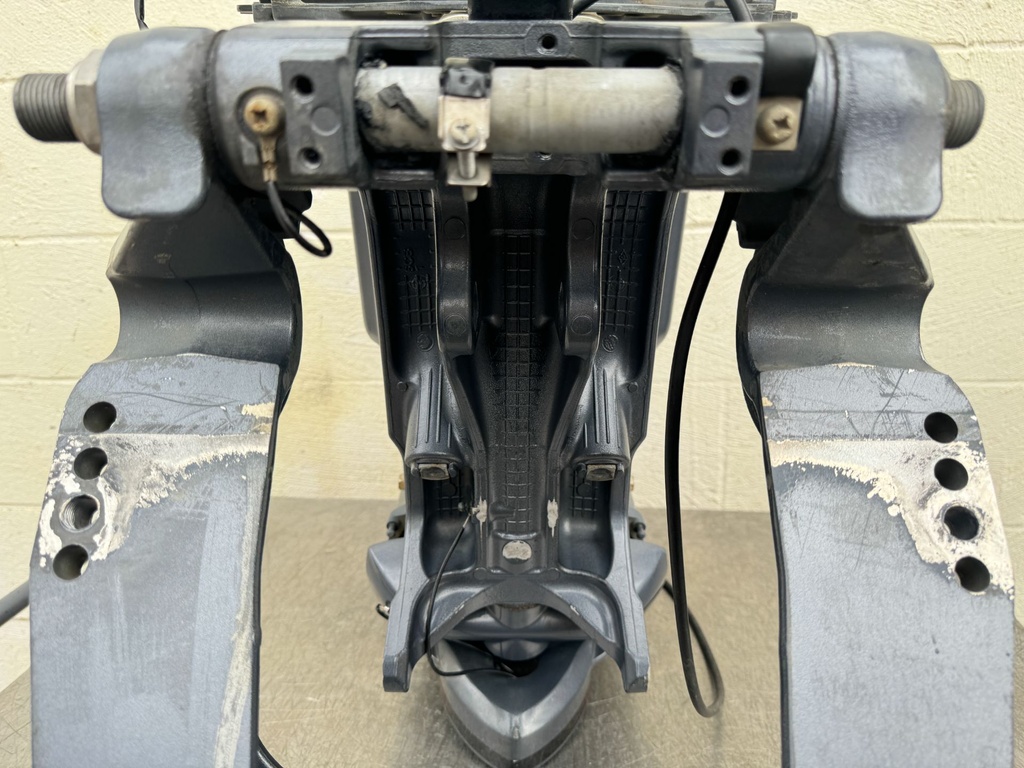2016 Yamaha 250 HP 4 Stroke VMAX Outboard Complete Midsection & Swivel Bracket OEM