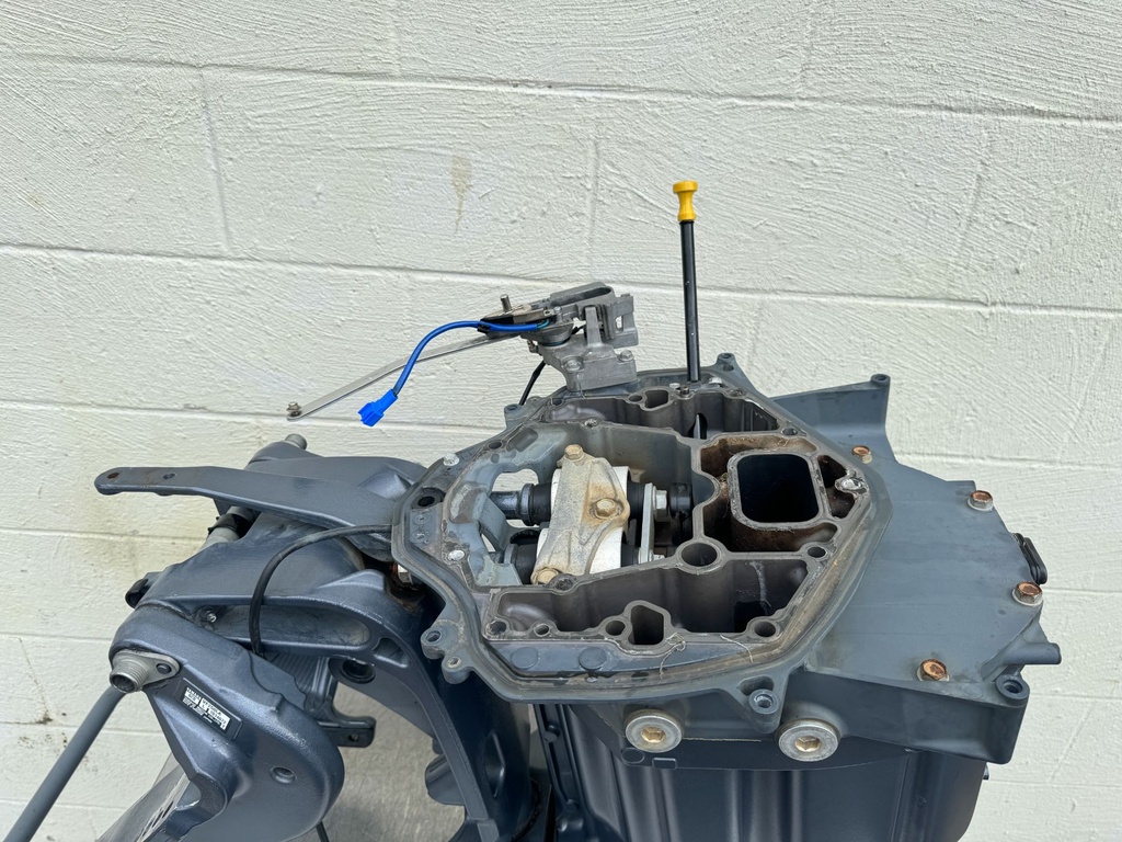 2016 Yamaha 250 HP 4 Stroke VMAX Outboard Complete Midsection & Swivel Bracket OEM