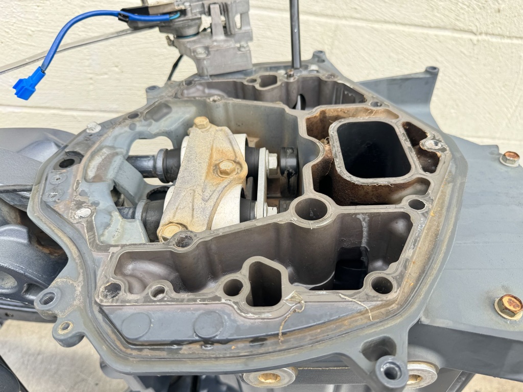 2016 Yamaha 250 HP 4 Stroke VMAX Outboard Complete Midsection & Swivel Bracket OEM