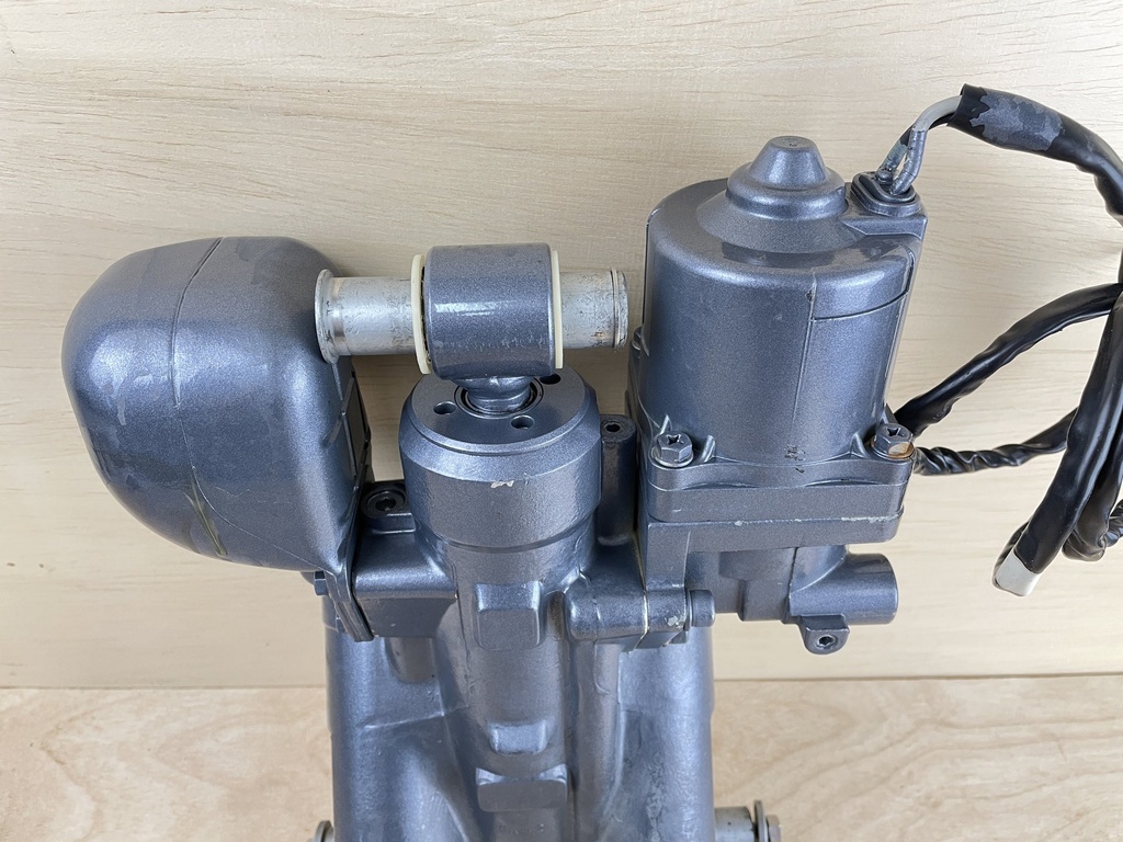 2003 Yamaha 115HP Outboard Engine Power Trim & Tilt Unit Assembly 68V-43800-13-00