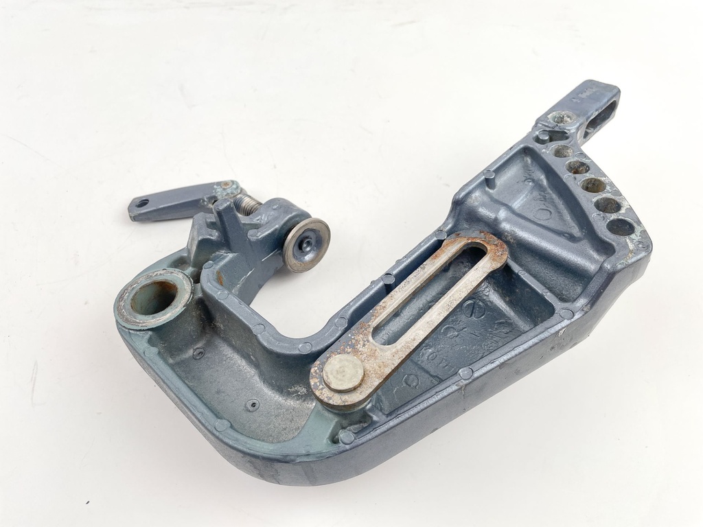 1990 Yamaha 30 HP 2 Stroke Outboard Clamp Bracket Pair 6H4-43111-05-EK OEM