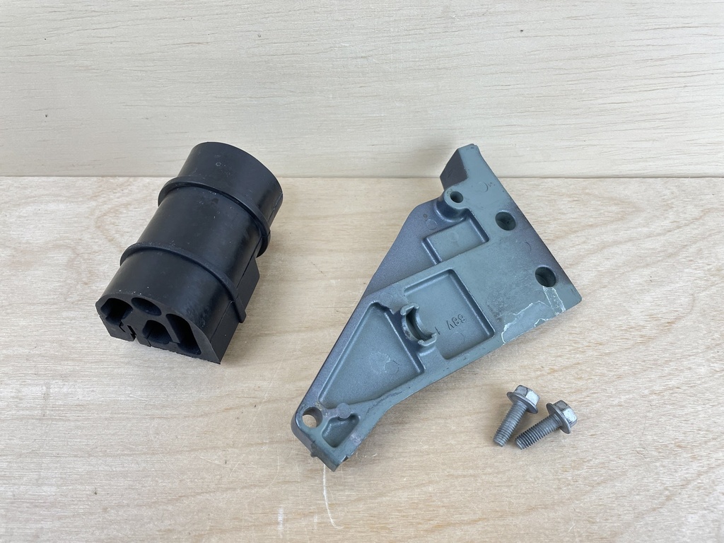 2003 Yamaha 115HP F115 Outboard Engine Plate Cover With Bolts 68V-42738-00-5B