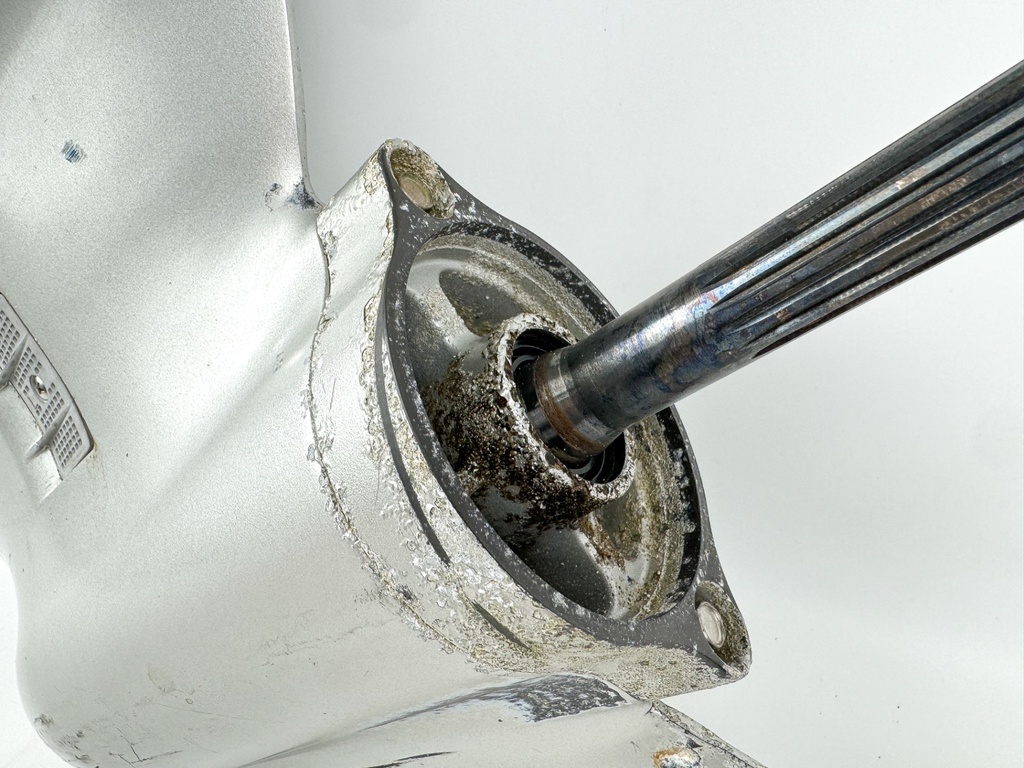 2010 Honda 115 HP 4 Stroke Outboard 25" XL Lower Unit Gear Case 41100-ZVT-000ZC OEM