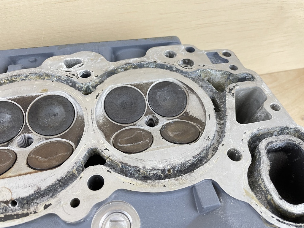 2006 Yamaha 250HP 3.3L 4 Stroke Port Cylinder Head Assembly 6P2-11120-01-94