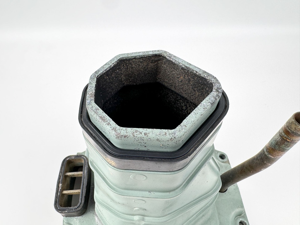 2004 Yamaha 150 HP 4 Stroke Outboard Exhaust Muffler 63P-14711-00-5B OEM