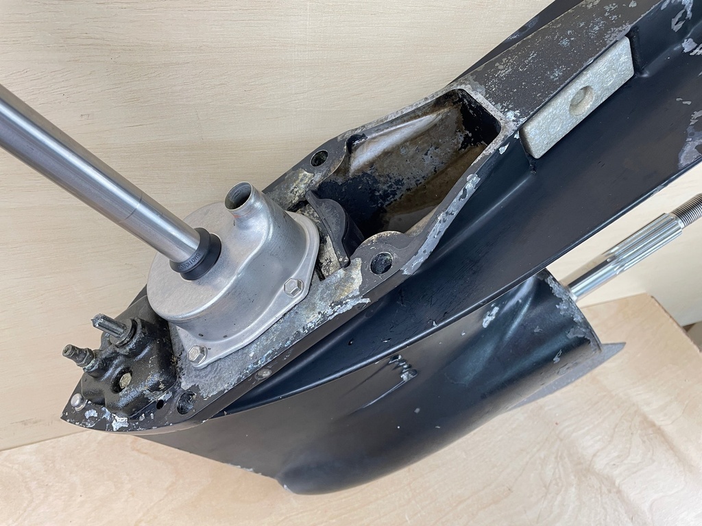 2002 Mercury 200HP 2 Stroke 25" Lower Unit Gear Case LH Counter Rotation 859399T16