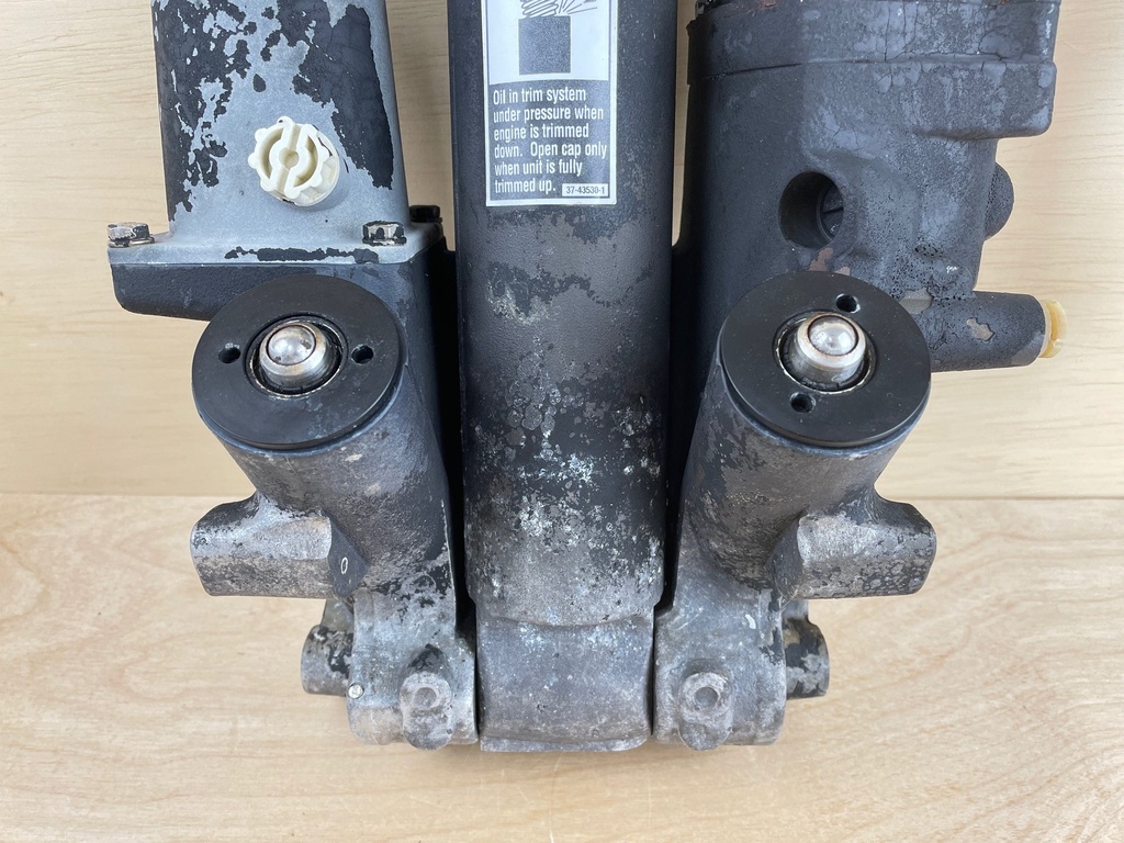 2002 Mercury 200HP 2 Stroke Outboard Power Trim & Tilt Assembly 855998A3