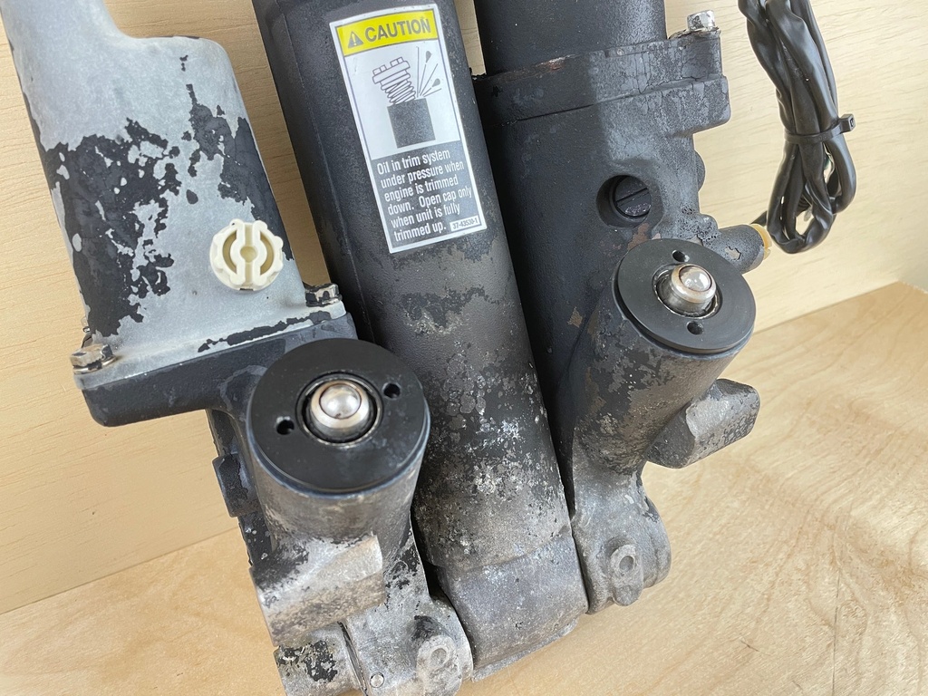 2002 Mercury 200HP 2 Stroke Outboard Power Trim & Tilt Assembly 855998A3