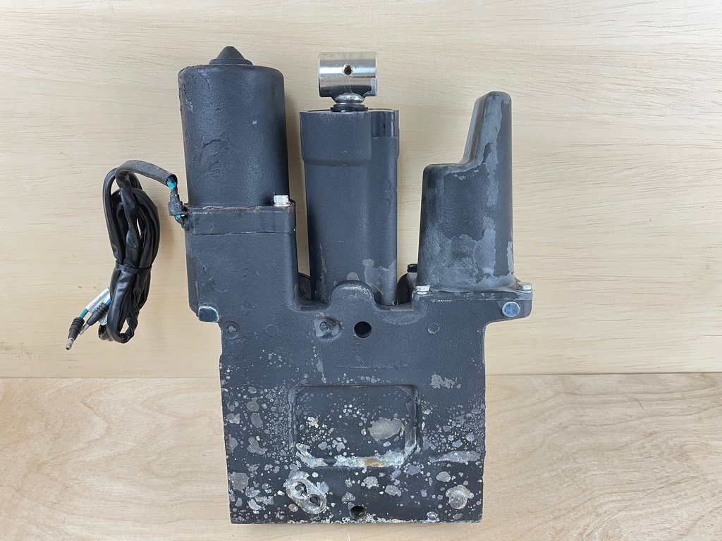 2002 Mercury 200HP 2 Stroke Outboard Power Trim & Tilt Assembly 855998A3