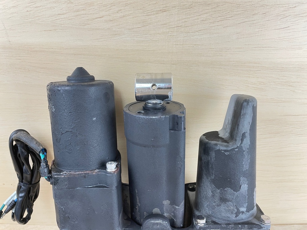 2002 Mercury 200HP 2 Stroke Outboard Power Trim & Tilt Assembly 855998A3