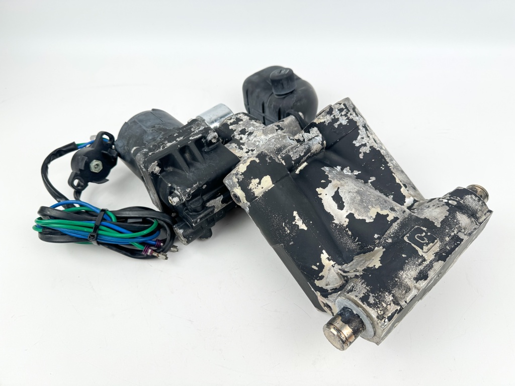 2006 Evinrude 250 HP 2 Stroke Outboard Power Trim Tilt Unit - Stuck Pin