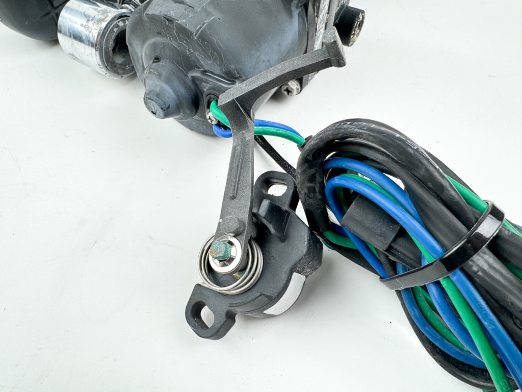 2006 Evinrude 250 HP 2 Stroke Outboard Power Trim Tilt Unit 5005115 OEM