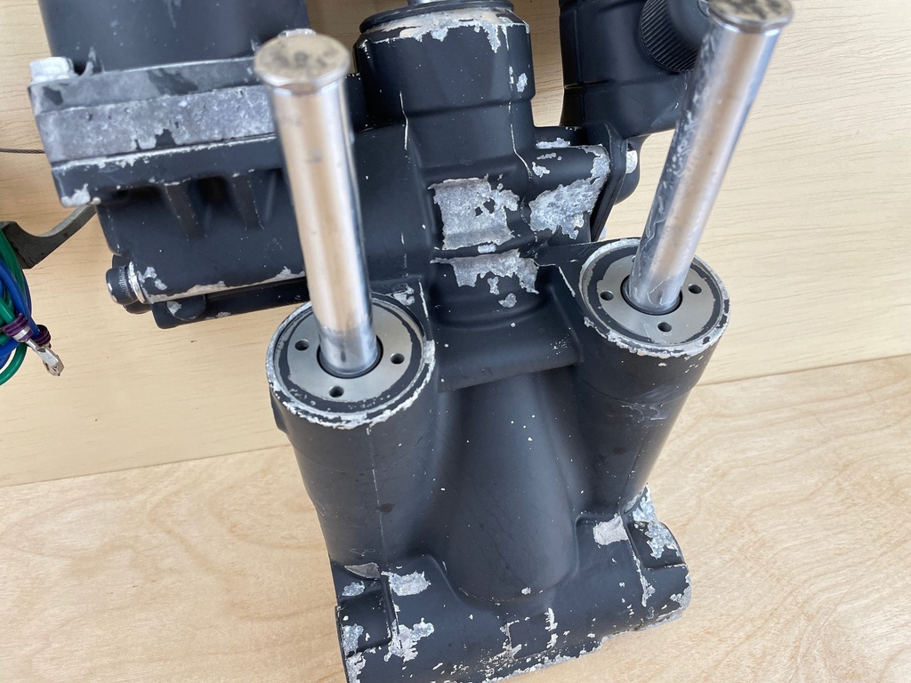 2007 Evinrude 150HP Etec Outboard Power Trim & Tilt Hydraulic Assembly 5005113