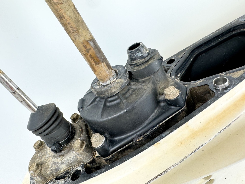 2004 + Evinrude Etec 40 50 60 HP Outboard 20" Lower Unit Gear Case 5009330