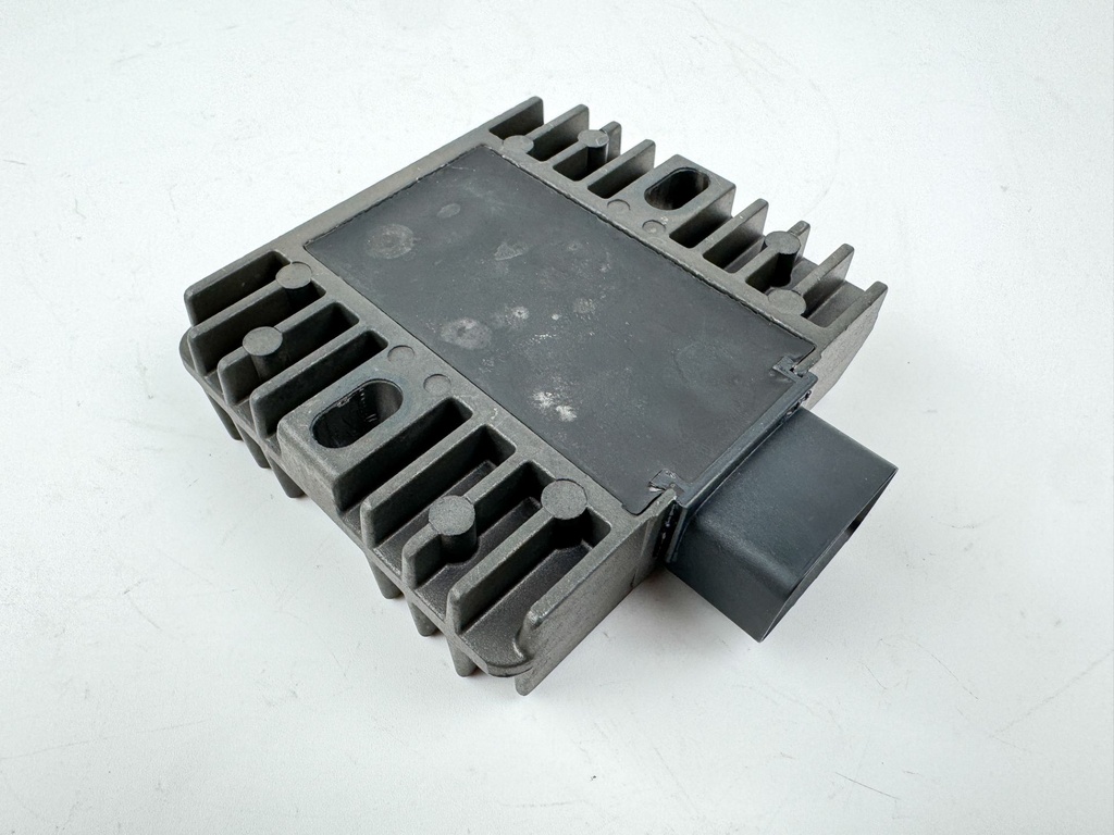 2005 Yamaha 75 HP 4 Stroke Outboard Rectifier & Regulator 68V-81960-00-00 OEM