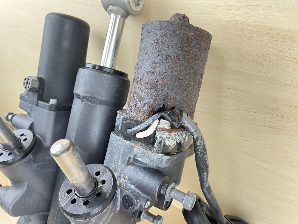 2009 Yamaha 350HP F350 Outboard Power Trim & Tilt Assembly 6AW-43800-05-00