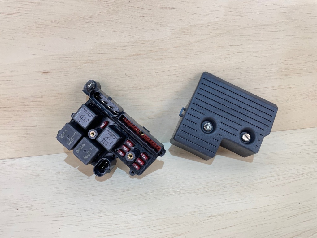 1999 Evinrude 175HP Outboard Engine Power Distribution Panel 0586754 0586379