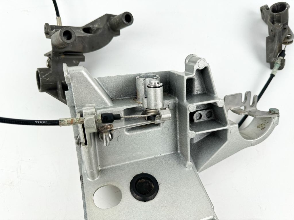 2007 Honda 135 HP 4 Stroke Outboard Front Cowling Latch Bracket 40154-ZY6-000ZA OEM