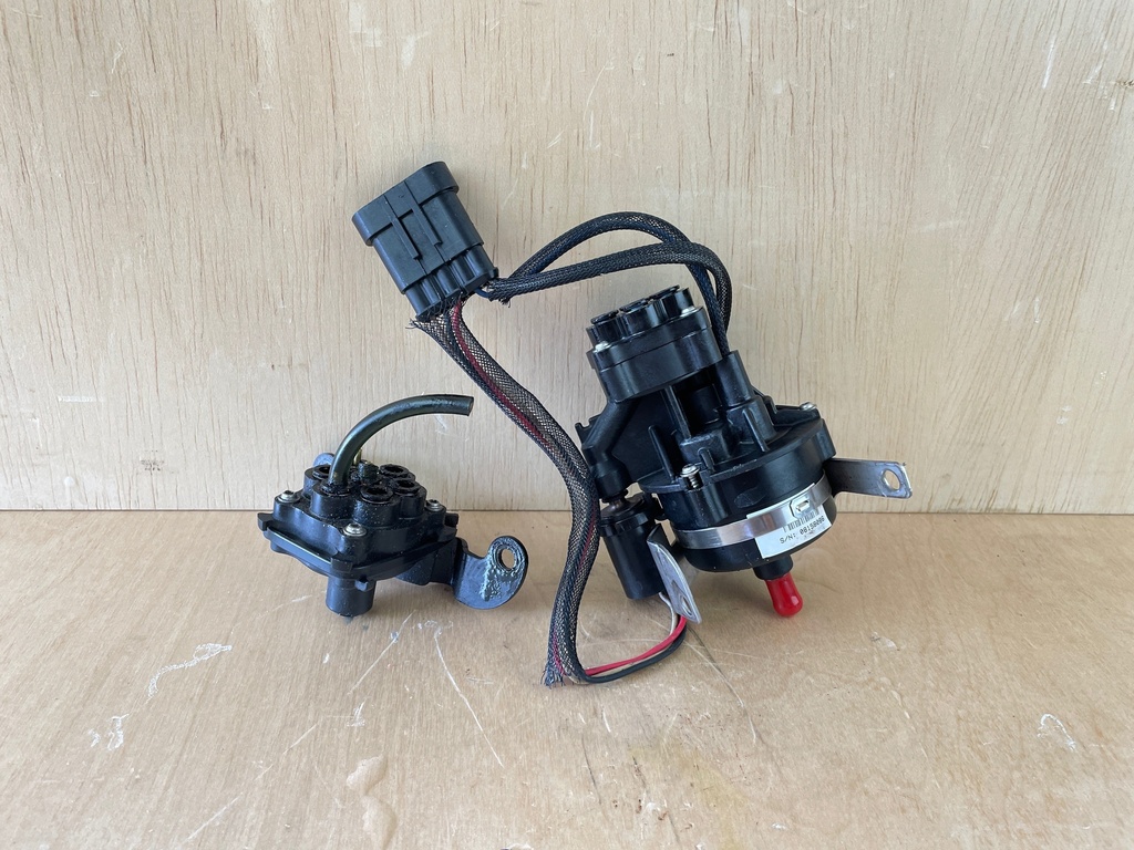 2009 Evinrude 175HP Etec Outboard Engine Oil Pump With Bracket & Rear Oil Manifold