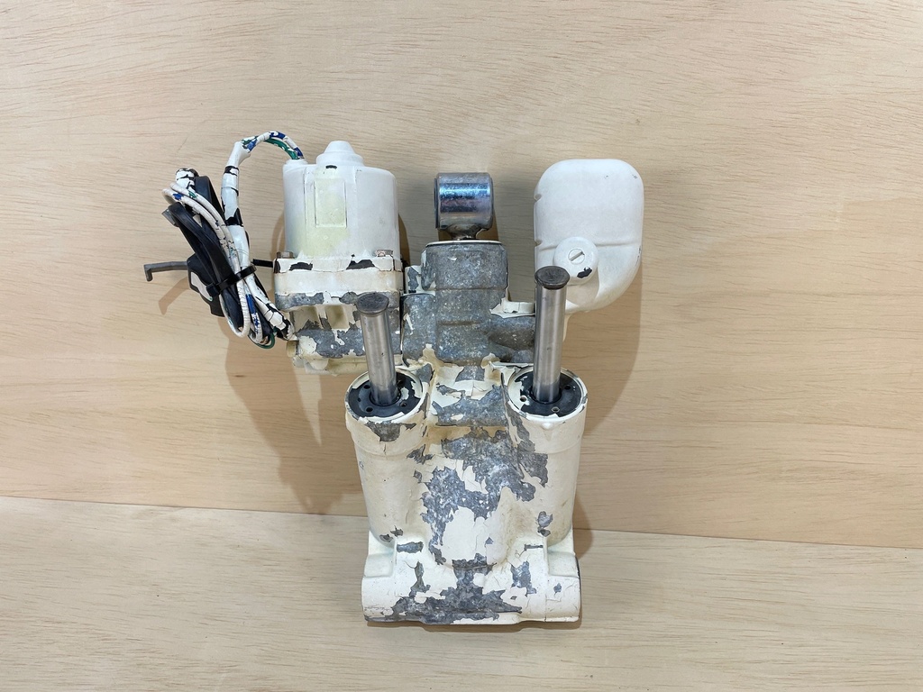 2001 Johnson 90HP Outboard Trim & Tilt Assembly 0438528