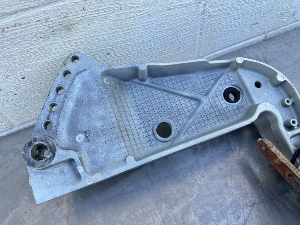 2007 Honda 150 HP 4 Stroke Outboard Swivel Bracket 50201-ZW1-040ZA OEM