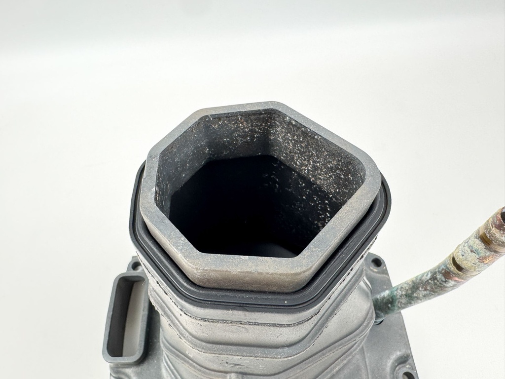 2011 Yamaha 150 HP 4 Stroke Outboard Exhaust Muffler 63P-14711-01-9S OEM