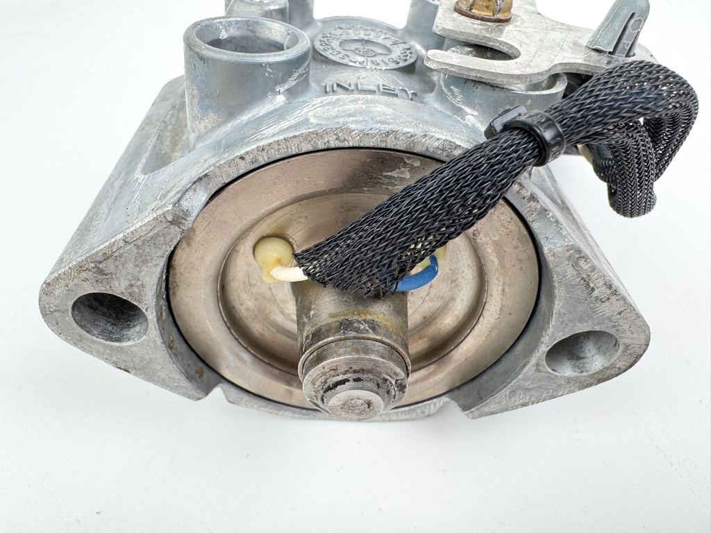 2008 Evinrude 300 HP 2 Stroke Outboard Port Side Fuel Injector 5007585 OEM