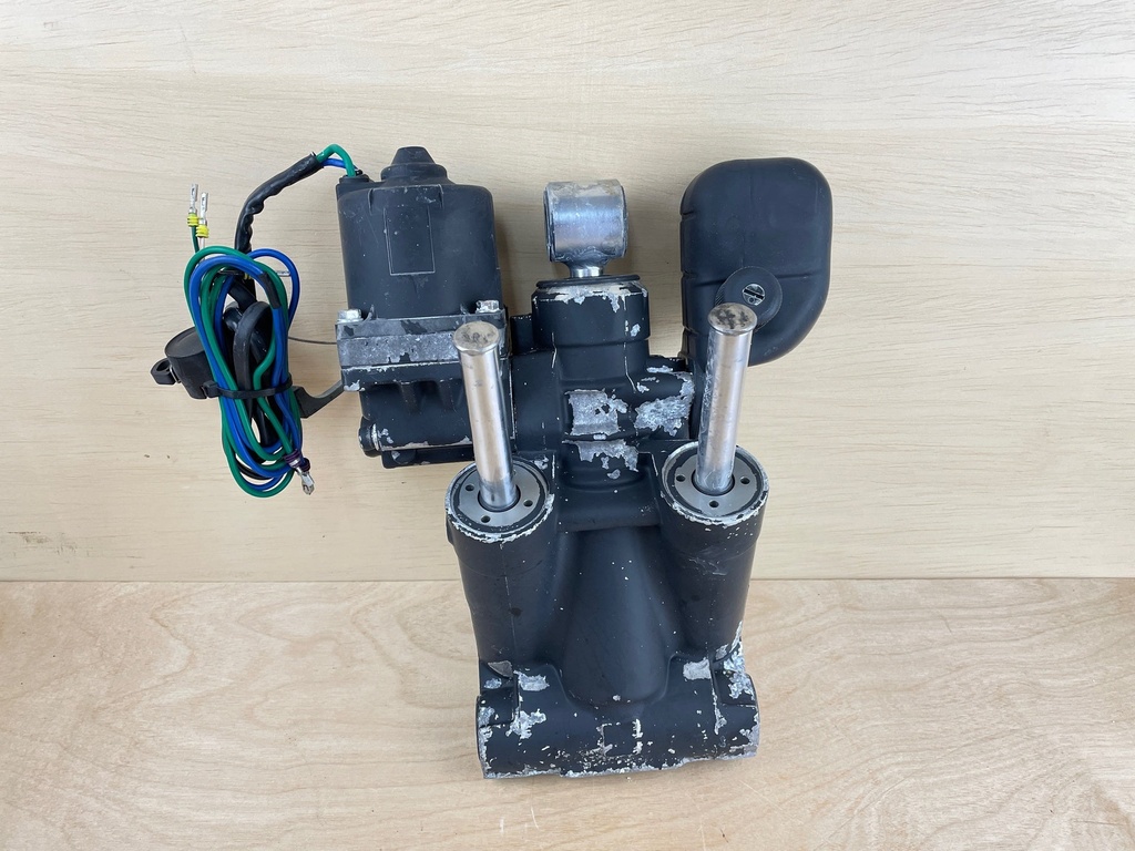 2007 Evinrude 150HP Etec Outboard Power Trim & Tilt Hydraulic Assembly 5005113