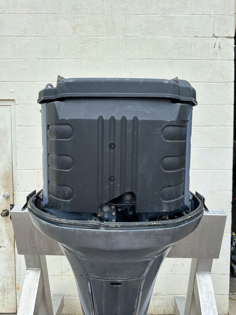 2002 Yamaha 200HP 4 Stroke Outboard Engine W/ 25" Shaft - Counter Rotation