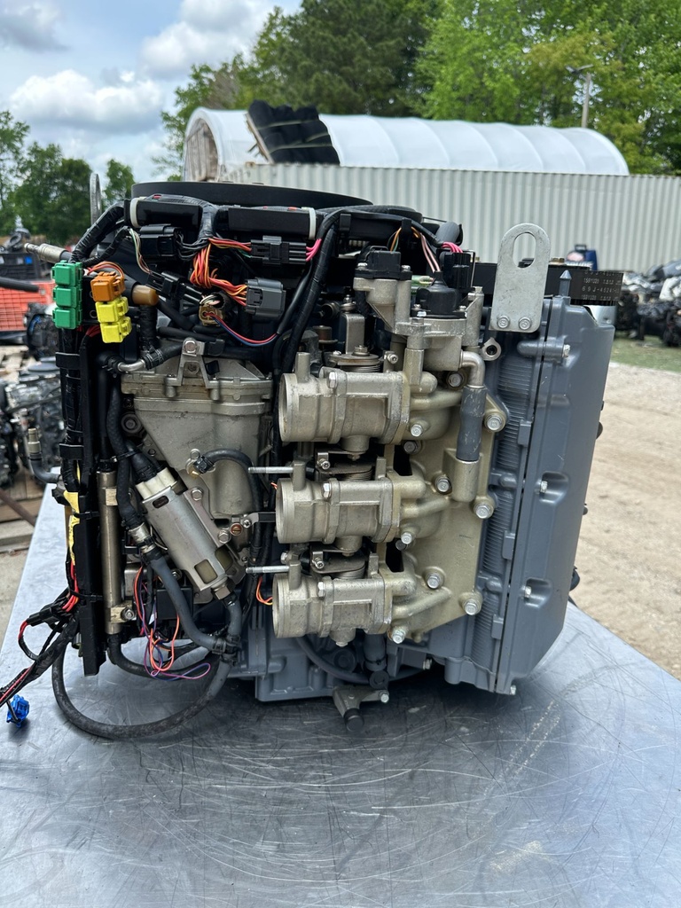 2002 Yamaha 225 HP 4 Stroke Outboard Powerhead F225TURA OEM