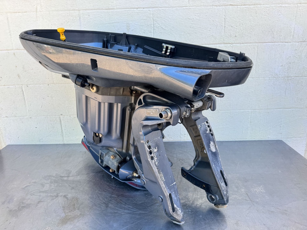 2010 Yamaha 250 HP 4 Stroke VMAX Outboard Complete Midsection & Swivel Bracket OEM