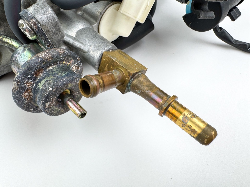 2005 Yamaha 250 HP 4 Stroke Outboard VST Float Chamber Assembly 6P2-14180-00-00 Parts