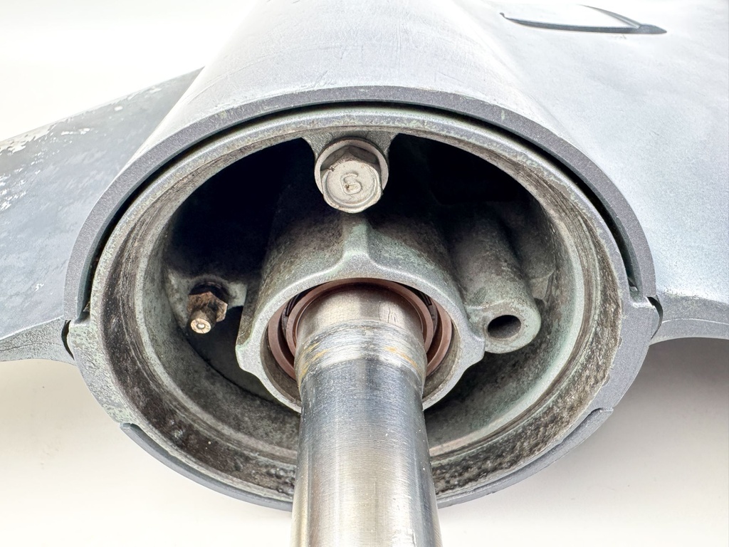 Yamaha 250HP F250 3.3L 25" Shaft Lower Unit Gear Case RH Standard Rotation