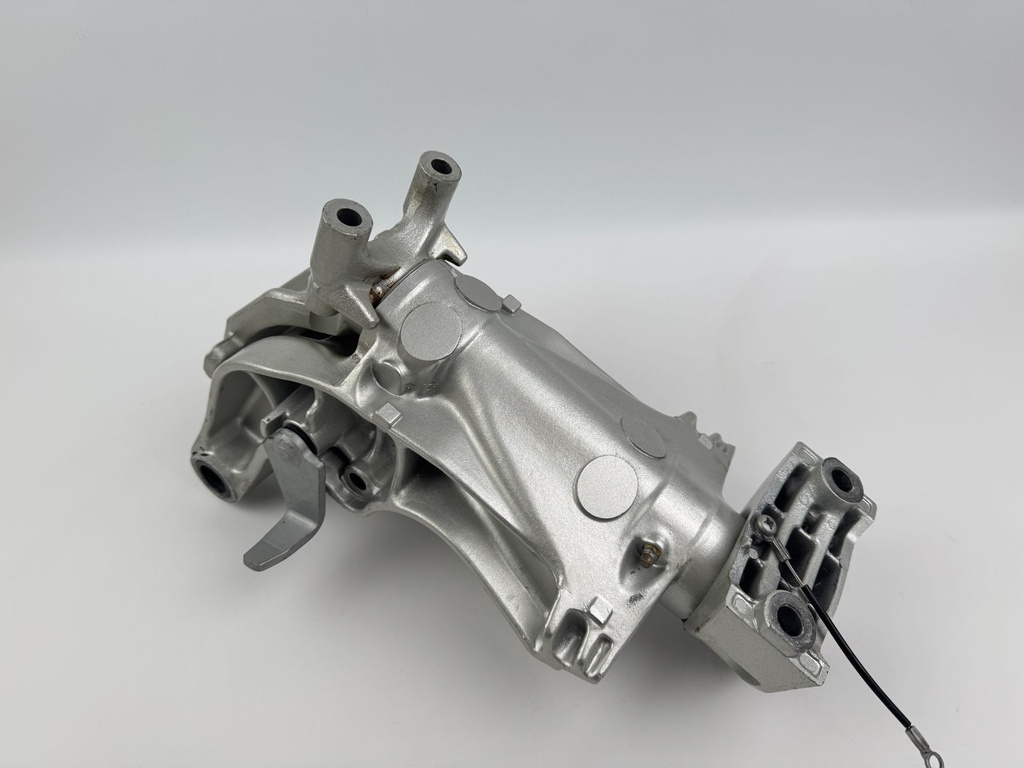 2005 Honda 40 HP 4 Stroke Outboard Swivel Bracket 50100-ZW4-H02 OEM