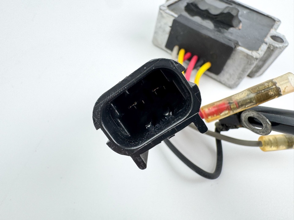 2002 Mercury 200 HP 2 Stroke Outboard Voltage Regulator 883072T2 OEM