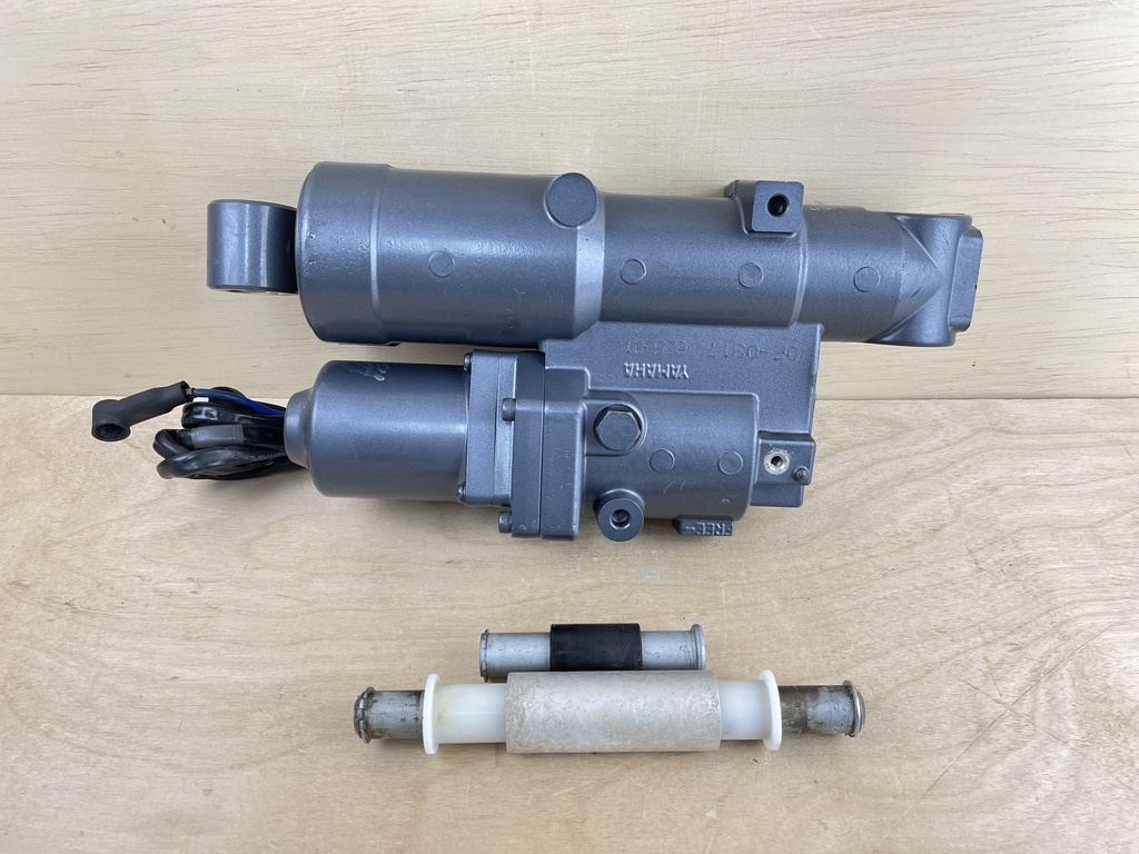 2011 Yamaha 90HP F90 4 Stroke Outboard Power Trim & Tilt Assembly 6D8-43800-12-8D