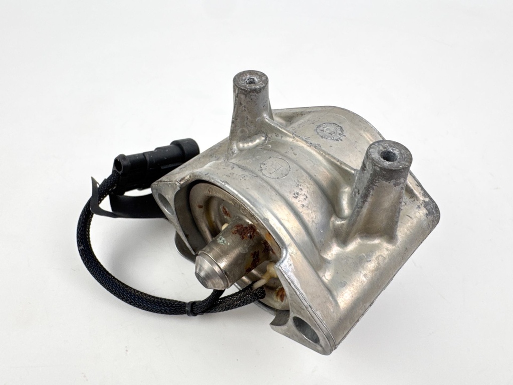 2005 Evinrude 250 HP 2 Stroke Outboard Port Side Fuel Injector 5006221 OEM