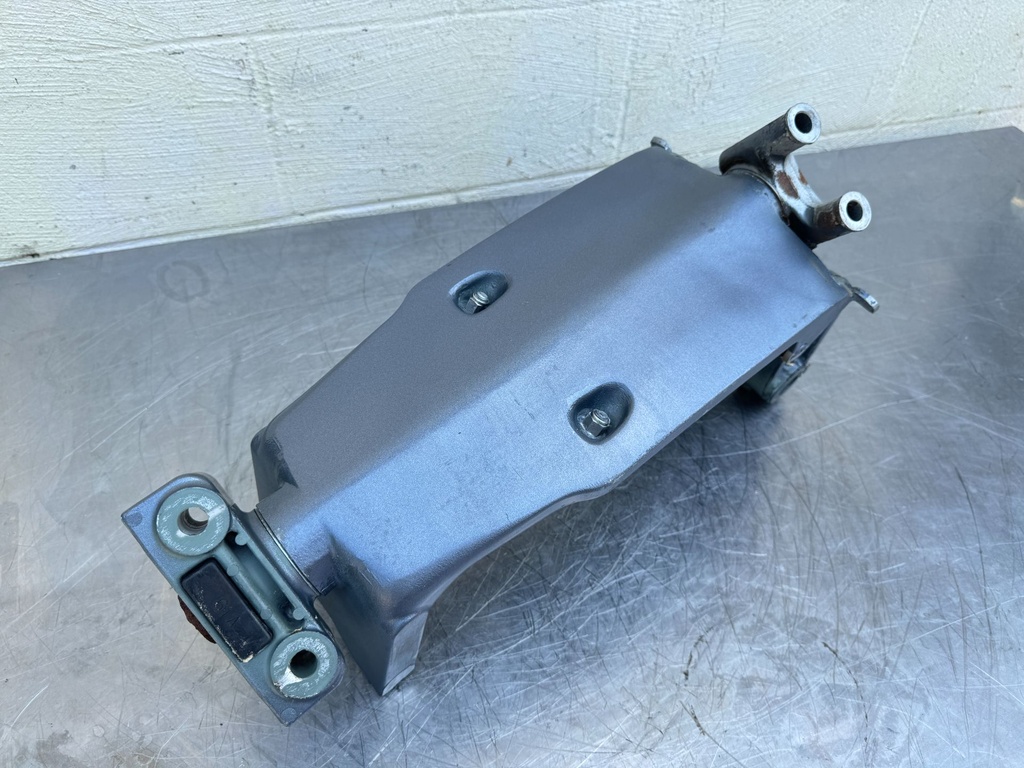 2005 Yamaha 225 HP 4 Stroke Outboard Swivel Bracket 69J-42510-00-8D OEM