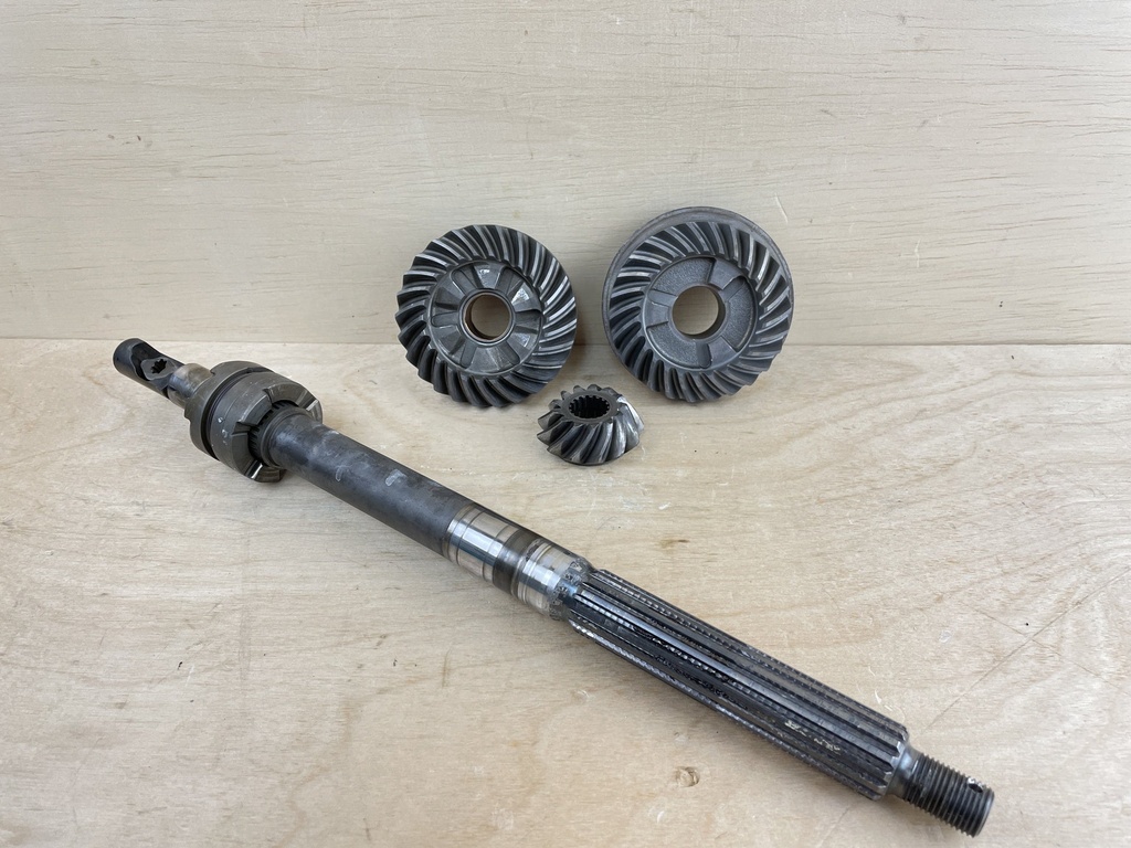 Yamaha 90HP 2 Stroke Outboard Lower Unit Gear Set & Prop Shaft